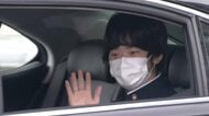 【速報】車の窓を開けて 手を振り皇居へ　制服姿の悠仁さま 両陛下に中学卒業を報告へ　午後には上皇ご夫妻にも