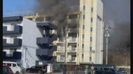 富山市でマンション火災 「6階建ての4階から炎と煙が見える」 立ち上る黒煙に周辺は騒然　消防車14台が出動
