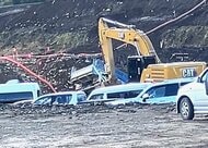 【続報】ダンプカーが転落、運転手の70代男性死亡―採掘場で幅約5メートル、深さ約3メートルの貯水池に落下―現場にブレーキ痕なし＜北海道白老町＞