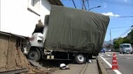 交差点でトラックと車が衝突　はずみでトラックが土蔵に突っ込む　明治天皇ゆかりの“歴史的民家”　長野・坂城町