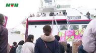 “島の別れ”…感謝や惜別の思いをつなぐ「五色のテープ」五島の港で島を離れる人たちを見送る光景が続く