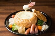 【小樽グルメ】小樽の歴史とワインが奏でる贅沢な時間―100年以上の歴史を刻む石造りの建物で、四季を映した料理と道産ワインをカジュアルに味わう、重厚な空間で贅沢なひととき「小樽バイン」がリニューアル