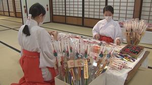 迎春準備進む コロナ収束を願い 巫女が破魔矢づくり 大分・宇佐神宮