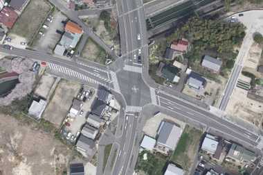 “斜め”にしたら事故が減った…愛知県独自の「鋭角横断歩道」って何がスゴい?