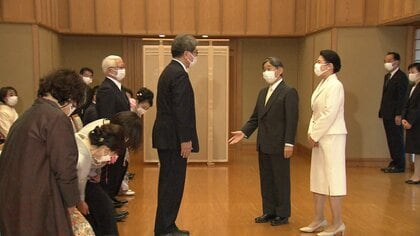 両陛下お住まいの御所で医師や児童虐待対策に取り組む「保健文化賞」受賞者と面会