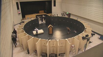 感染対策を演出に組み込む…「のぞき穴」から観る舞台の安心感と臨場感 劇団「新しい鑑賞形式見つけた」