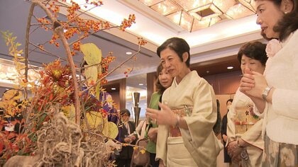 亡き母を偲ぶ椿に「ありがとう」久子さま「いけばなインターナショナル」ご鑑賞