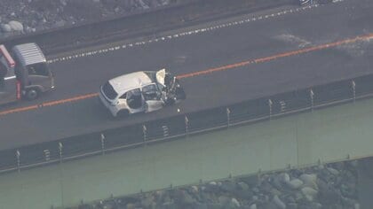 緩やかなカーブで何が？トラックと正面衝突で大破の乗用車2人死亡2人重軽傷　トラック運転手が軽傷　神奈川・山北町