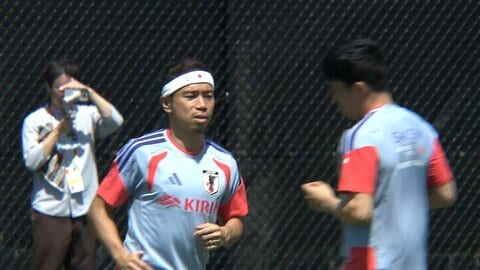 “日の丸ヘアバンド姿”で気合十分の長友佑都　キーマンに久保建英を指名　久保「長友選手のためにも僕がいいプレーを」　FIFAワールドカップ2026