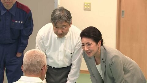 天皇皇后両陛下　熊本地震の被災者お見舞い　1日も早い復興願い　胸元には「くまモン」バッジ　子どもたちとも笑顔で交流