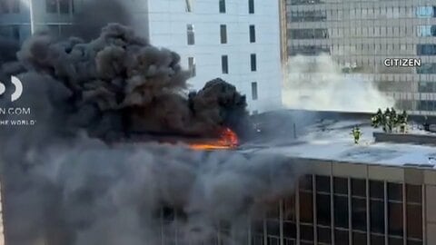 街の上空が黒煙に包まれ…マンハッタン中心部のビルで火災…屋上の空調設備から出火　アメリカ