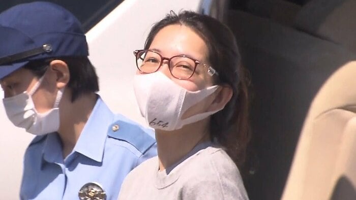 警察車両から出てきた土岐菜夏容疑者(東京・小金井署 12日)