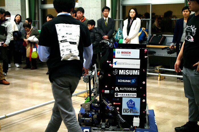 完成したロボットにはスポンサーのロゴも貼ってある