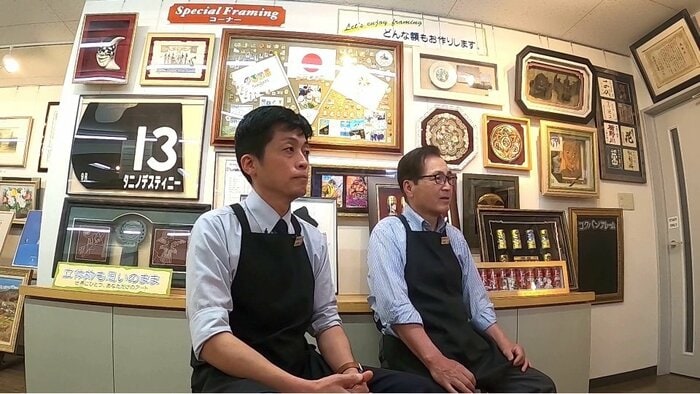 額縁のタカハシ・高橋淳社長(左)と高橋均会長(右)