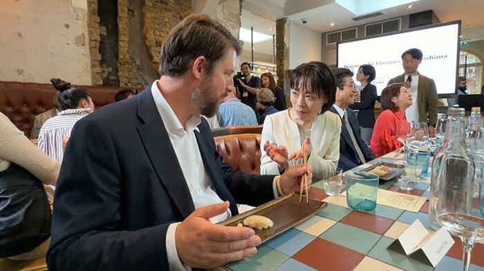 横田美香広島県知事がロンドンで日本酒と牡蠣をPRした