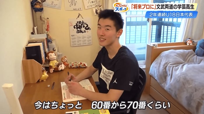 机に向かって勉強する澤近選手