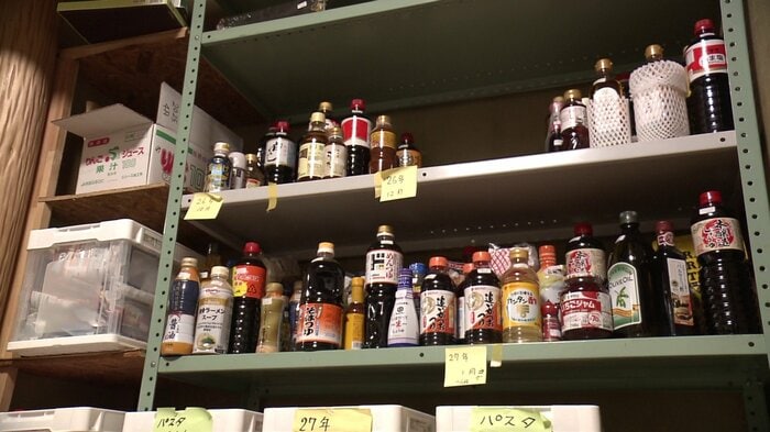寄付が減り、食品棚の空きスペースが目立つようになった