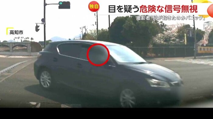 信号無視で右折してきた黒い車(FNN投稿サイト「ビデオPost」)