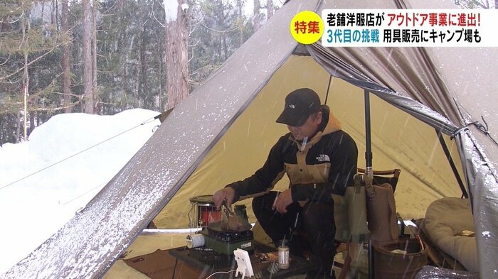 雪の中でテントを張って食事作り