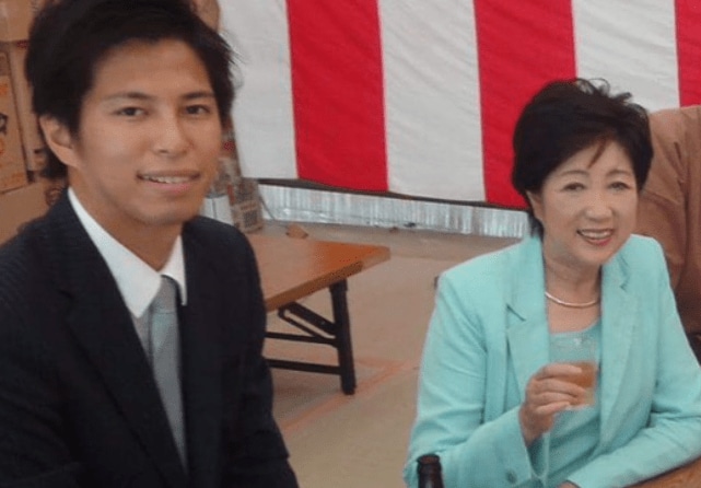 小池知事と同席する尾島都議