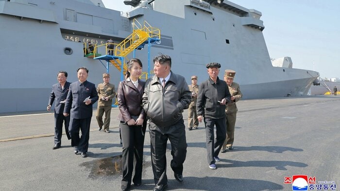 公開された写真。金正恩総書記と娘が視察