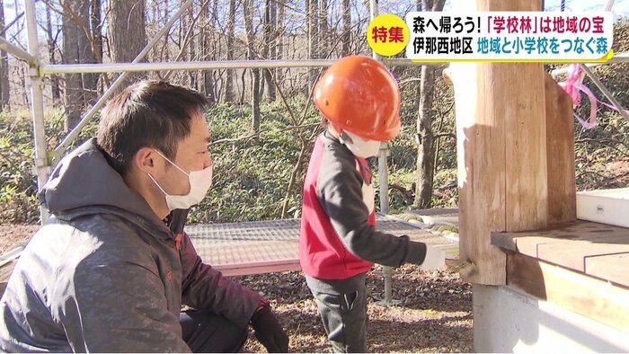 児童と一緒に作業する唐木賢治さん