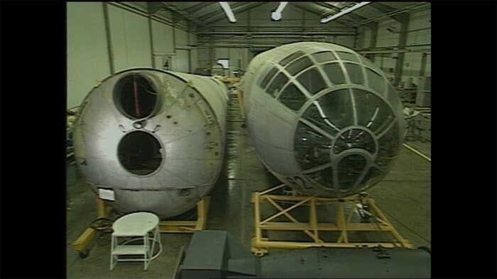 前後に分割されていたエノラ・ゲイの胴体(1990年当時)