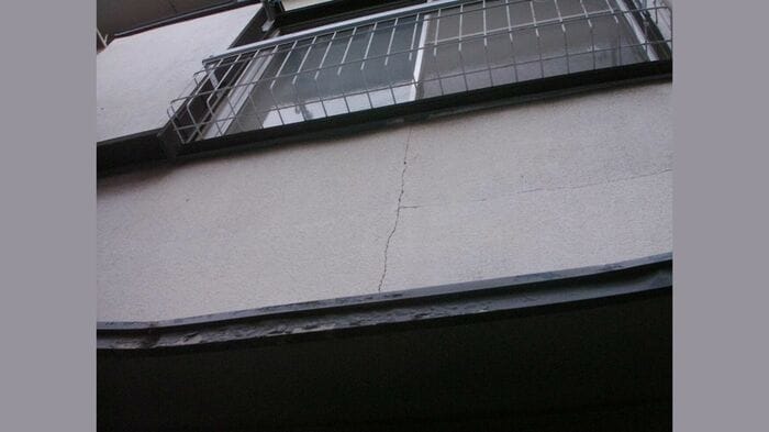 傾きで建物に亀裂が入った例(画像提供:さくら事務所)