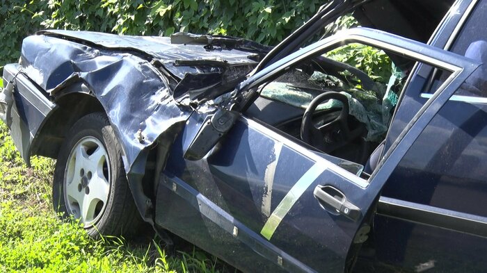破壊された車の車体には「V」マーク(2022年7月23日・ブチャ)