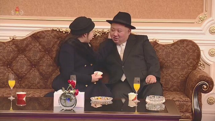 顔をなでる娘