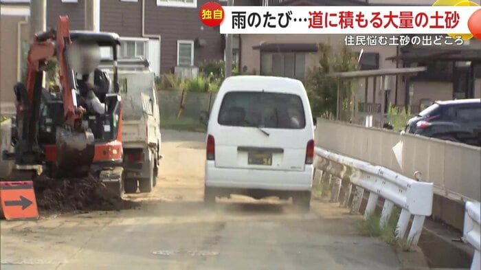 流れ出た土砂の撤去作業の様子。土ぼこりが舞っている
