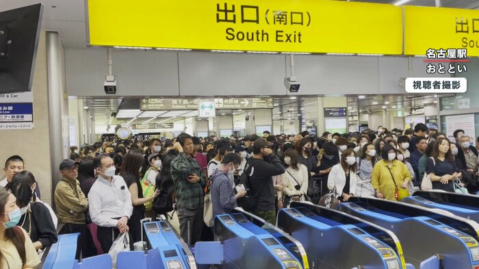 改札の前で待機する人々(視聴者撮影)