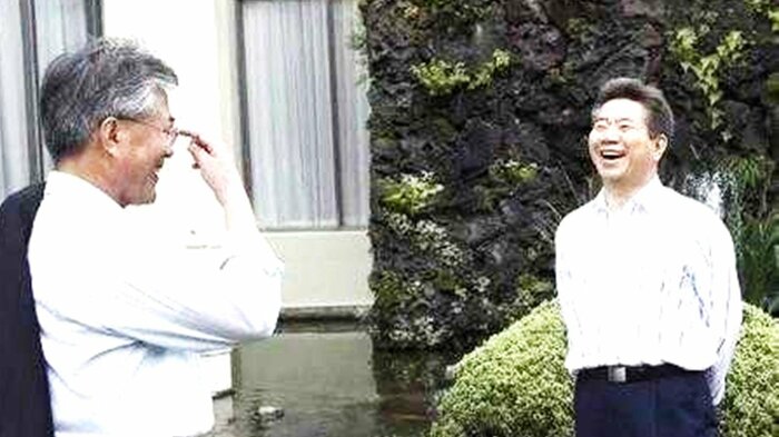 文大統領が師と仰ぐ盧武鉉(ノ・ムヒョン)元大統領(右)検察の聴取後に自殺