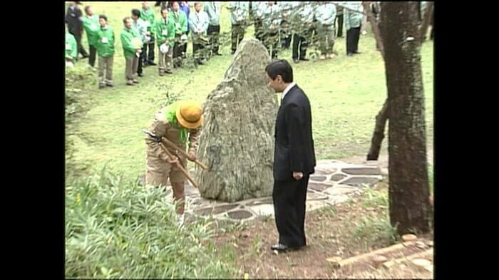 お手入れ行事に参加される皇太子さま