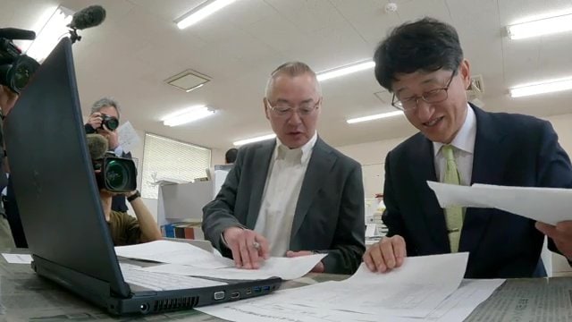 集計をする福島県酒造組合の渡部謙一会長(左)と福島県日本酒アドバイザー鈴木賢二さん