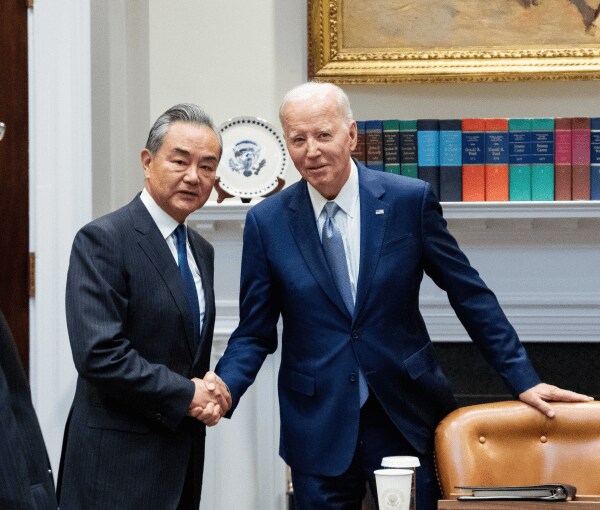 中国・王毅外相と会談したバイデン大統領(10月27日: 中国外交部)