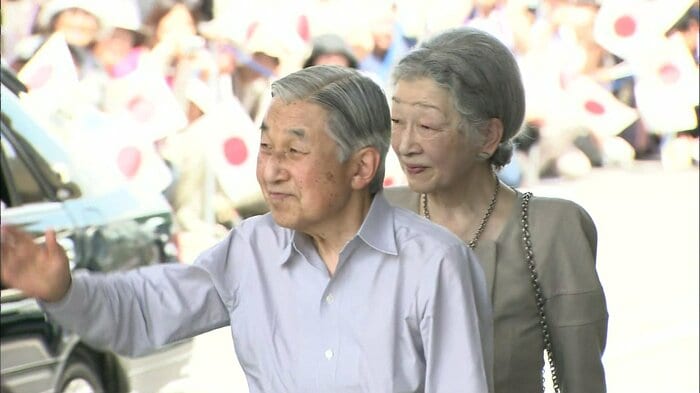 住民の出迎えに応えられる両陛下