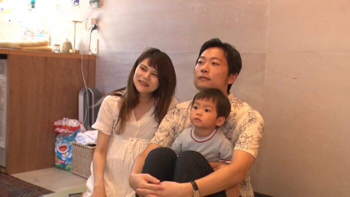 まもなく、第2子の出産を控えた森本奈々さん(左)と夫・光さん、2歳の長男・義晴くん
