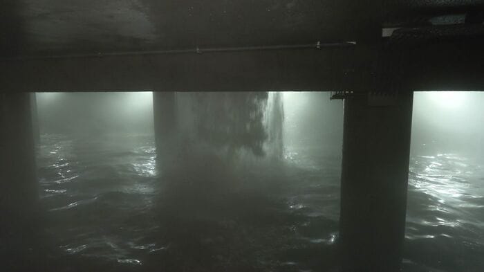 大量の雪が地下の巨大な「プール」へと流れ込む