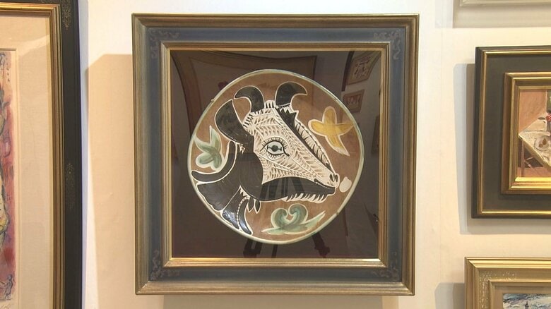 ピカソがヤギの頭を描いた絵皿も…美術品のチャリティー展示即売会 国内外の有名作家が手掛けた約1000点並ぶ｜FNNプライムオンライン