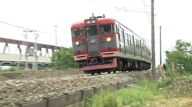 線路上にクルミ、木の枝…列車が踏みつぶし緊急停止　カラスなどの動物が置いた可能性　約20分後に運転再開　長野・千曲市｜FNNプライムオンライン