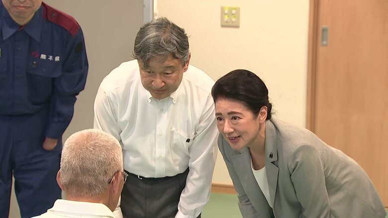 天皇皇后両陛下 熊本地震の被災者お見舞い 1日も早い復興願い 胸元には「くまモン」バッジ 子どもたちとも笑顔で交流|FNNプライムオンライン