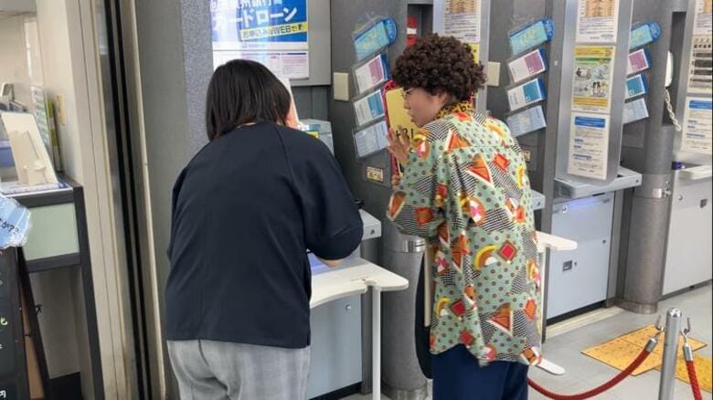 「電話しながらATM操作禁止」過去最悪の特殊詐欺被害…大阪府”条例改正”周知のため府警と銀行が訓練｜FNNプライムオンライン