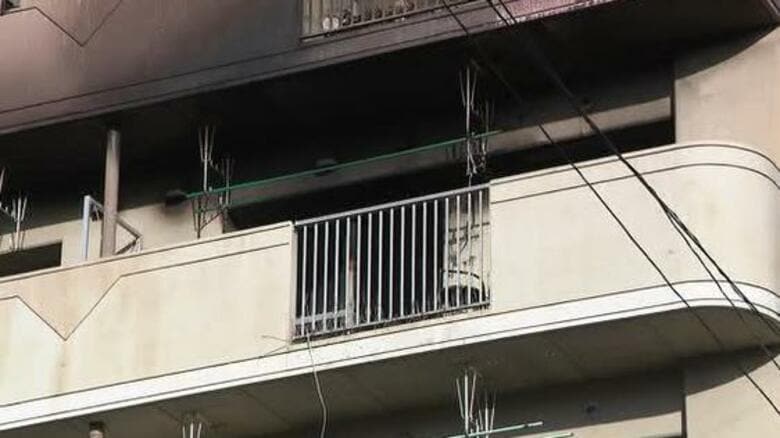 県営住宅の5階にある一室が燃える火事 住人の85歳男性が死亡 同居中の息子は外出していて無事 愛知県蒲郡市｜FNNプライムオンライン