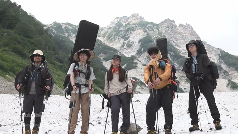 会場アクセスが超過酷…バンド『スーパー登山部』の5DAYSライブに密着 30kgの荷物背負い標高2900mへ｜FNNプライムオンライン