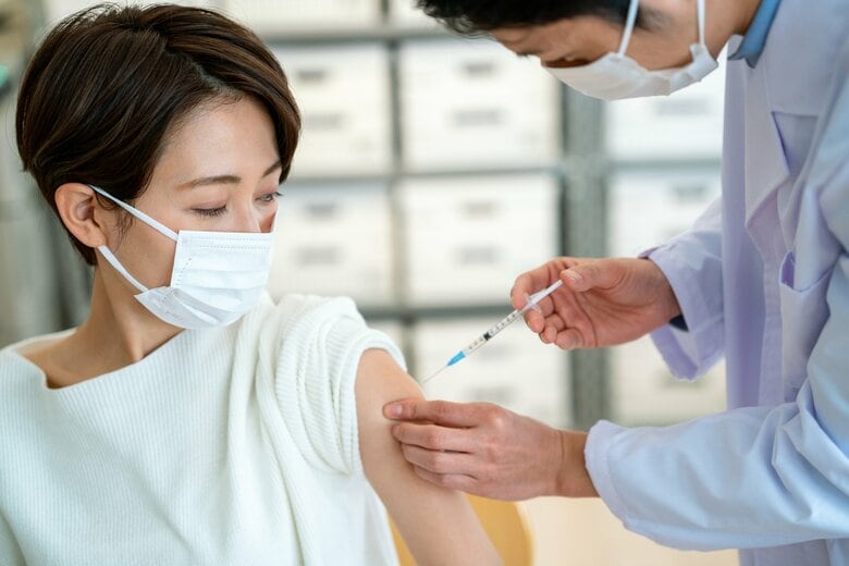 なぜワクチン接種は注射が多い? 痛みの少ない鼻スプレーや貼るタイプも研究が進む