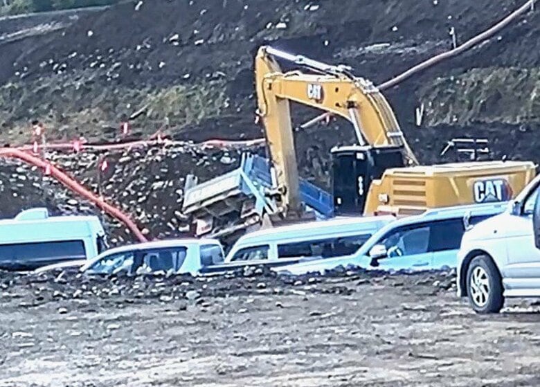 【続報】ダンプカーが転落、運転手の70代男性死亡―採掘場で幅約5メートル、深さ約3メートルの貯水池に落下―現場にブレーキ痕なし＜北海道白老町＞｜FNNプライムオンライン