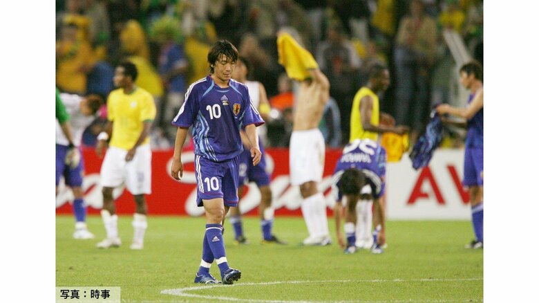 ドイツW杯1次リーグ・日本xブラジル。1次リーグ敗退が決まり肩を落とす中村俊輔(写真:時事)