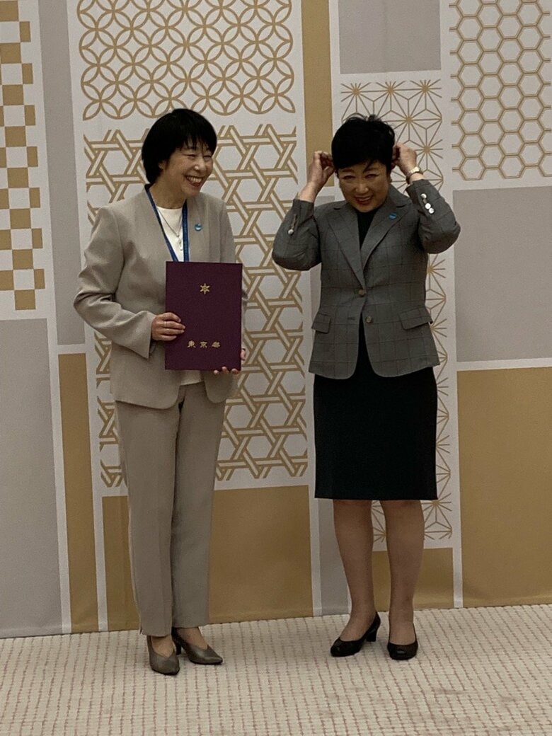 小池知事と談笑する浜教育長