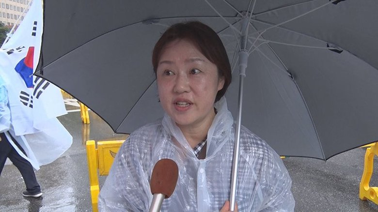 日本大使館前の集会に参加した女性